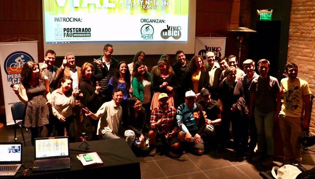 Panelistas y parte del público en la foto final